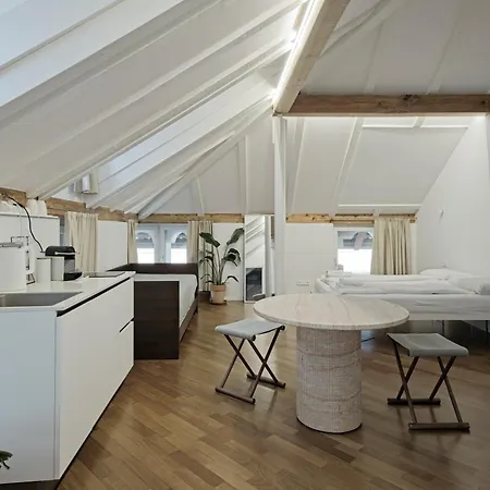 Historic And In The Centre Of شقة