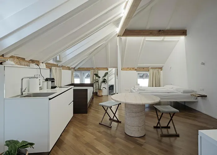 Historic And In The Centre Of شقة